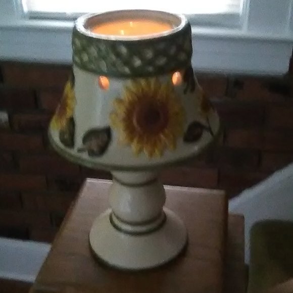 Sunflower Candleholder with Shade - Picture 11 of 12